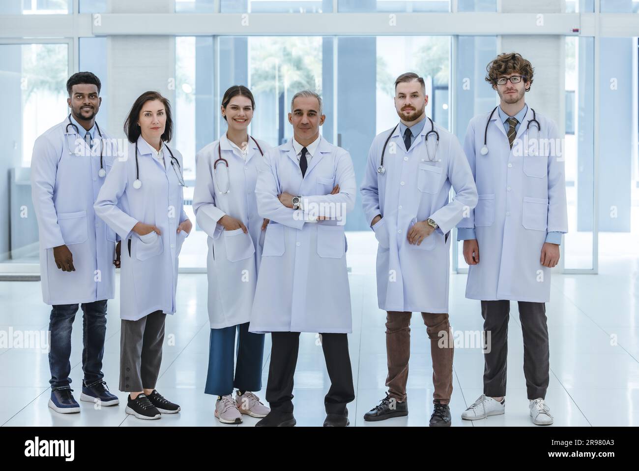 Groupe de médecins expérimentés de différents de classé travaillant ensemble en tant qu'équipe de soins de santé primaires pour donner le diagnostic médical, le traitement aux patients. Dév Banque D'Images