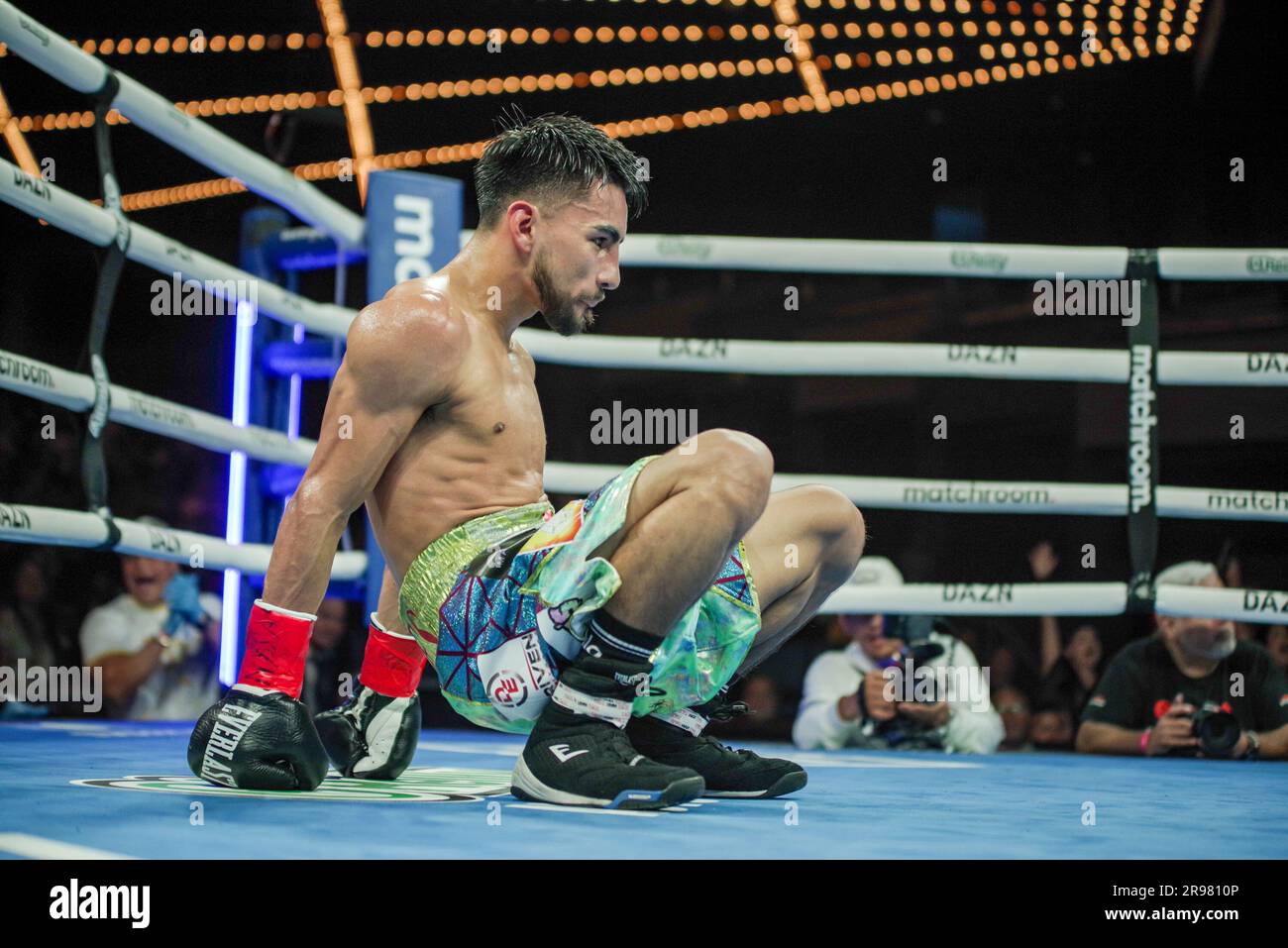 24 juin 2023, New York, New York, New York, Etats-Unis: NEW YORK, NY- JUIN 24: Christian Robles revient à ses pieds après avoir été frappé pendant son combat samedi soir dans le théâtre de Madison Square Garden, New York City, New York, Etats-Unis. (Credit image: © Matt Davies/PX Imagens via ZUMA Press Wire) USAGE ÉDITORIAL SEULEMENT! Non destiné À un usage commercial ! Crédit : ZUMA Press, Inc./Alay Live News Banque D'Images