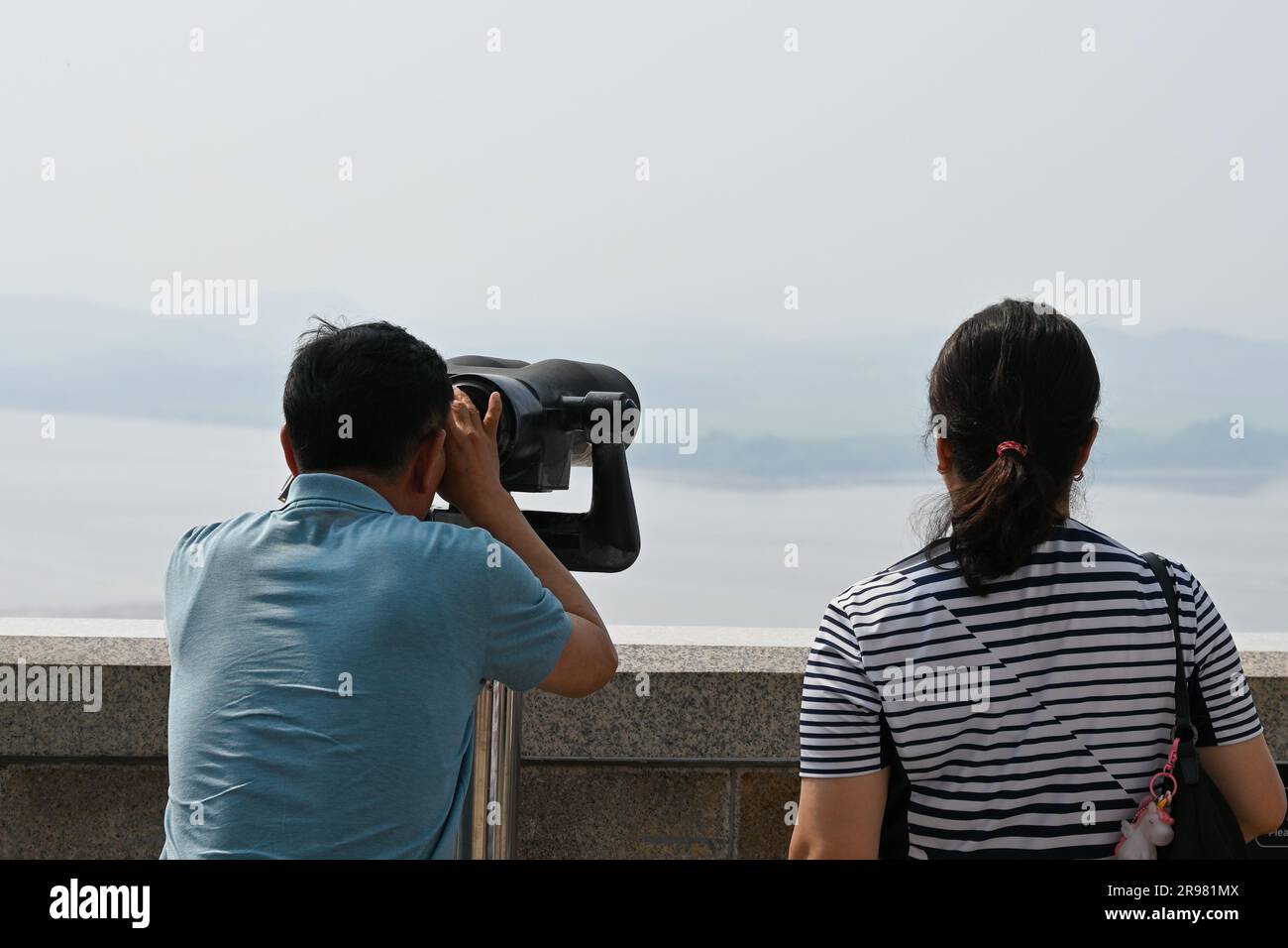 PAJU, Corée du Sud. 24th juin 2023. Les visiteurs regardent par des jumelles en direction de la Corée du Nord à l'Observatoire d'unification d'Odusan près de Paju, en Corée du Sud, samedi, 24 juin 2023. La guerre de Corée a éclaté sur 25 juin 1950 et a duré trois ans avant que les combats ne se terminaient par un armistice. Photo de Thomas Maresca/UPI crédit: UPI/Alay Live News Banque D'Images