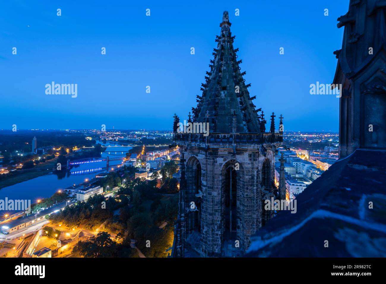 Magdebourg, Allemagne. 25th juin 2023. La tour sud de la cathédrale de Magdeburg surplombe la capitale de l'État. Le pont élévateur éclairé est visible sur la gauche. Il relie le centre-ville au parc Rotehorn. Credit: Stephan Schulz/dpa/ZB/dpa/Alay Live News Banque D'Images