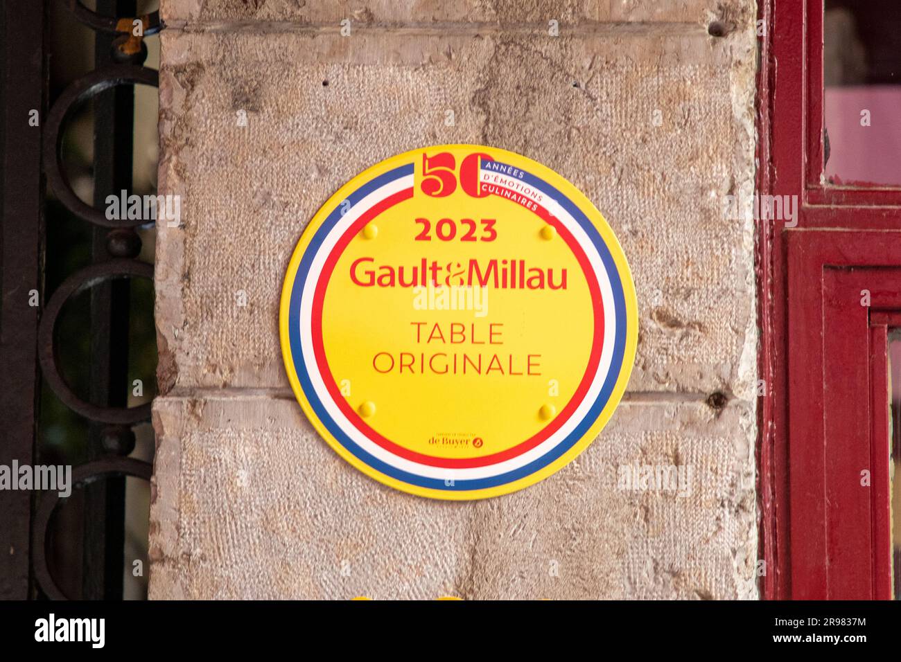 annecy , France - 06 16 2023 : Gault & Millau 2023 table originale logo marque et texte signe de l'influent guide des restaurants français critique livre Banque D'Images