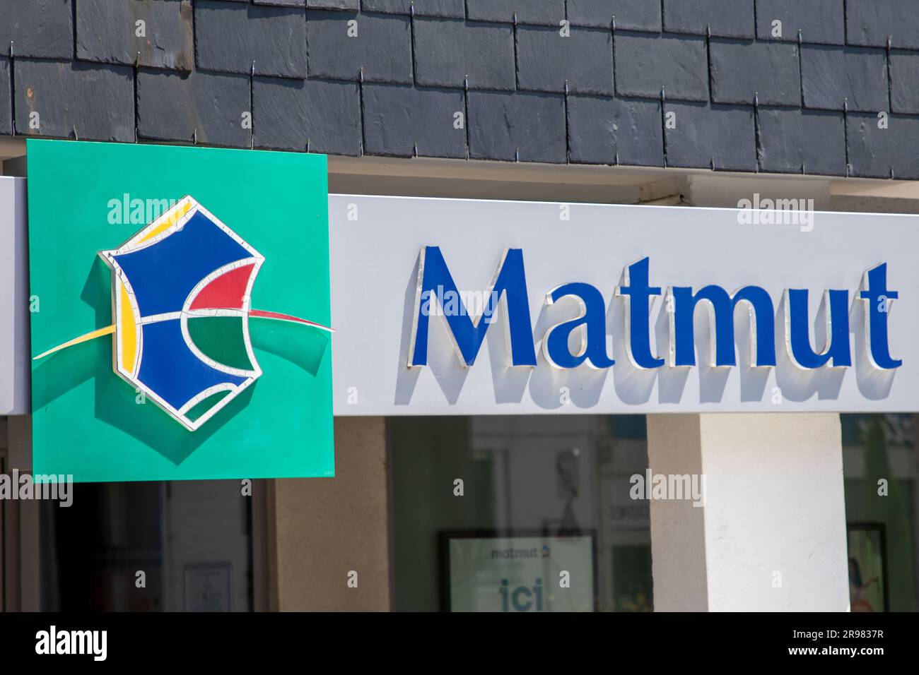 Bordeaux , Aquitaine France - 06 21 2023 : Matmut assurance agence de la chaîne française logo marque et texte signe avant façade bureau magasin bâtiment Banque D'Images
