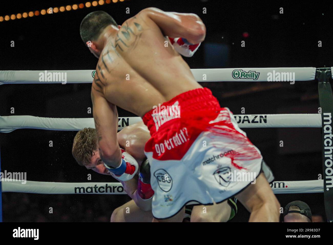 24 juin 2023, New York, New York, New York, USA: NEW YORK, NY- JUIN 24: (R-L) Edgar Berlanga poinçons Jason Quigley dans leur combat super-midlewhuit samedi soir dans le théâtre de Madison Square Garden, New York City, New York, États-Unis. (Credit image: © Matt Davies/PX Imagens via ZUMA Press Wire) USAGE ÉDITORIAL SEULEMENT! Non destiné À un usage commercial ! Crédit : ZUMA Press, Inc./Alay Live News Banque D'Images