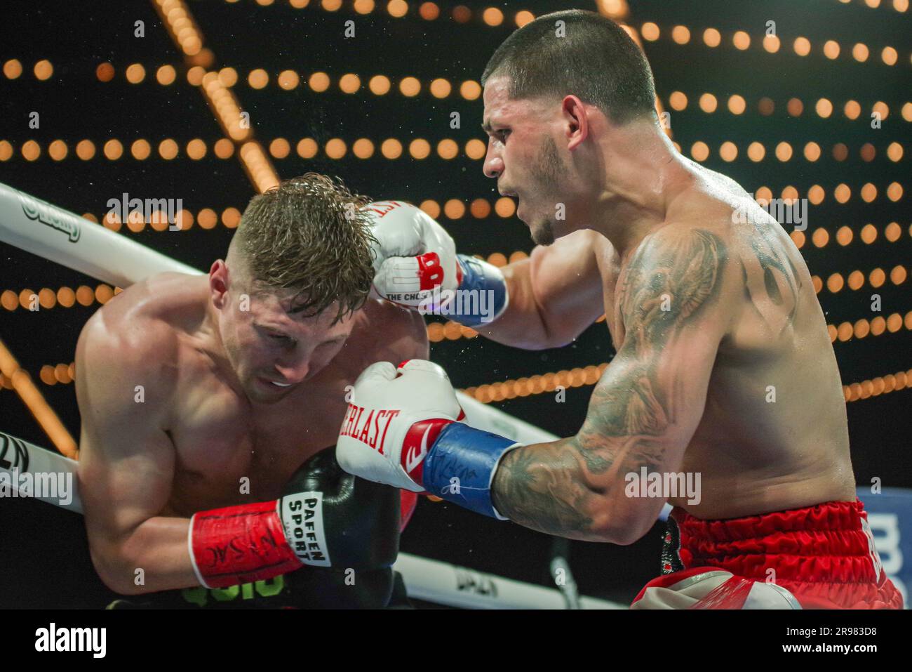 24 juin 2023, New York, New York, New York, USA: NEW YORK, NY- JUIN 24: (R-L) Edgar Berlanga poinçons Jason Quigley dans leur combat super-midlewhuit samedi soir dans le théâtre de Madison Square Garden, New York City, New York, États-Unis. (Credit image: © Matt Davies/PX Imagens via ZUMA Press Wire) USAGE ÉDITORIAL SEULEMENT! Non destiné À un usage commercial ! Crédit : ZUMA Press, Inc./Alay Live News Banque D'Images