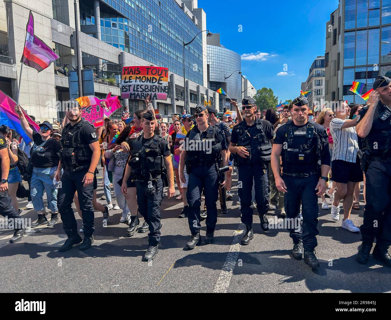 Paris, France, foule marchant dans le Pide gay, LGBTQI+, 2023, police française Banque D'Images