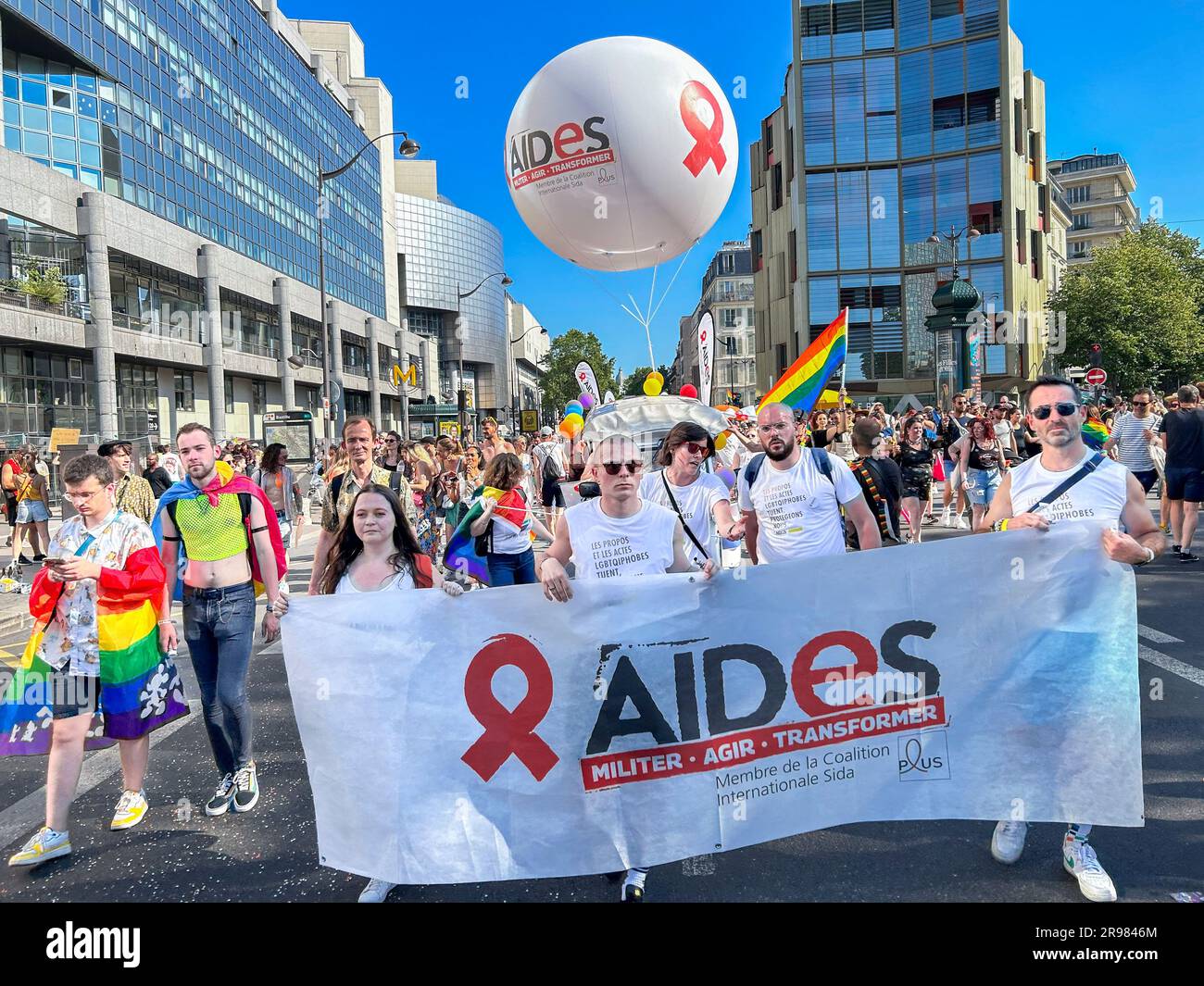 Paris, France, grande foule défilant dans la gay Pride, LGBTQI+, 2023, Association des aides, bannière, logo, marche des droits des homosexuels Banque D'Images