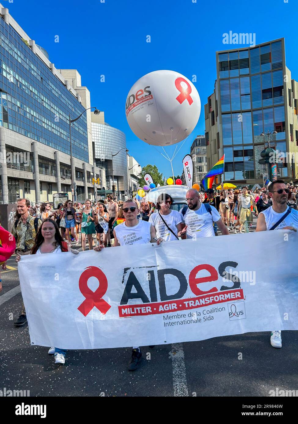 Paris, France, grand public défilant dans la gay Pride, LGBTQI+, 2023, aides N.G.O., Association Fighting HIV, sida, bannière, logo, marche des droits des homosexuels Banque D'Images
