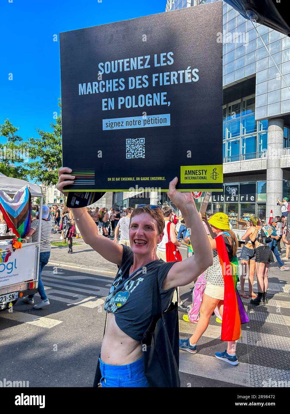 Paris, France, foule, femme tenant un panneau de protestation, défilant dans la Gay Pride, LGBTQI+, 2023, Amnesty International, Pologne, marche pour les droits des homosexuels, stand Banque D'Images