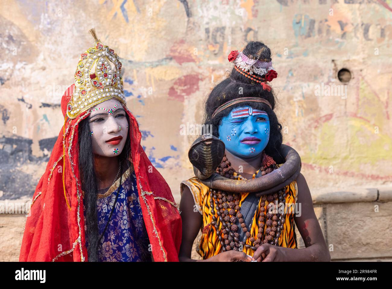 Portrait d'un jeune garçon s'habiller comme le seigneur shiva et la déesse parvati avec le visage peint à kedar Ghat près de la rivière ganges à varanasi. Banque D'Images