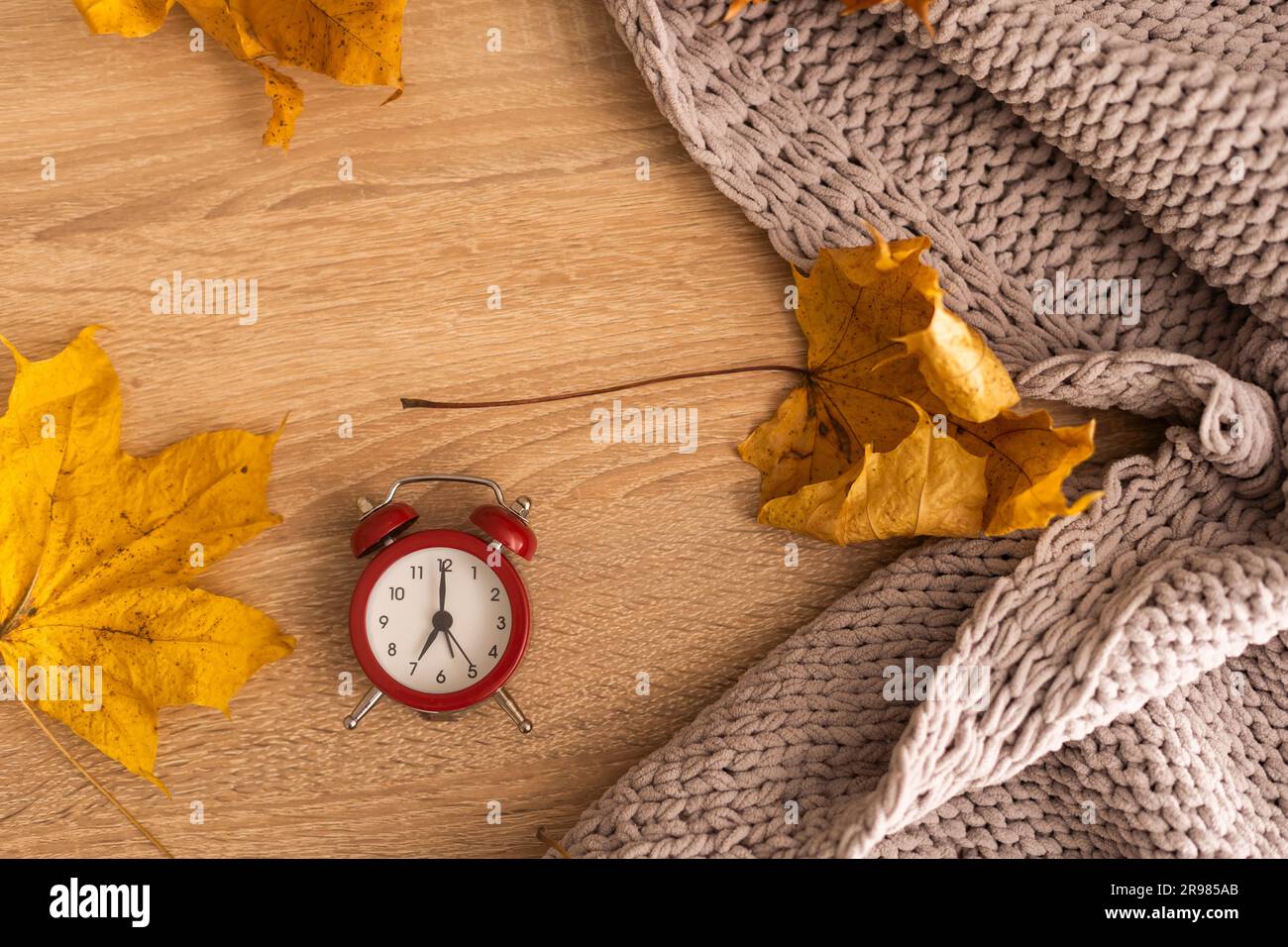 horloge vintage et feuilles d'automne sur une couverture confortable  maison. Concept d'automne Photo Stock - Alamy