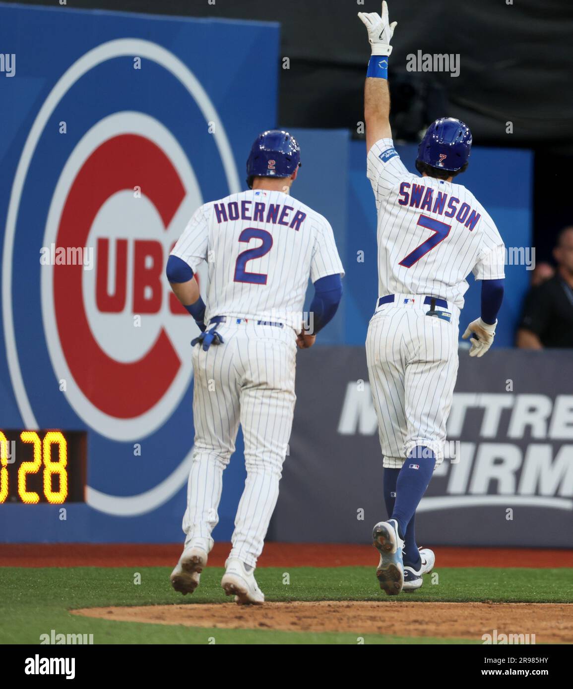 Londres, Royaume-Uni. 24th juin 2023. Dansby Swanson (R) des Cubs de Chicago célèbre après sa course à domicile lors du match de la série MLB London entre St. Louis Cardinals et Chicago Cubs au stade de Londres à Londres, Royaume-Uni, sur 24 juin 2023. Crédit : Li Ying/Xinhua/Alay Live News Banque D'Images