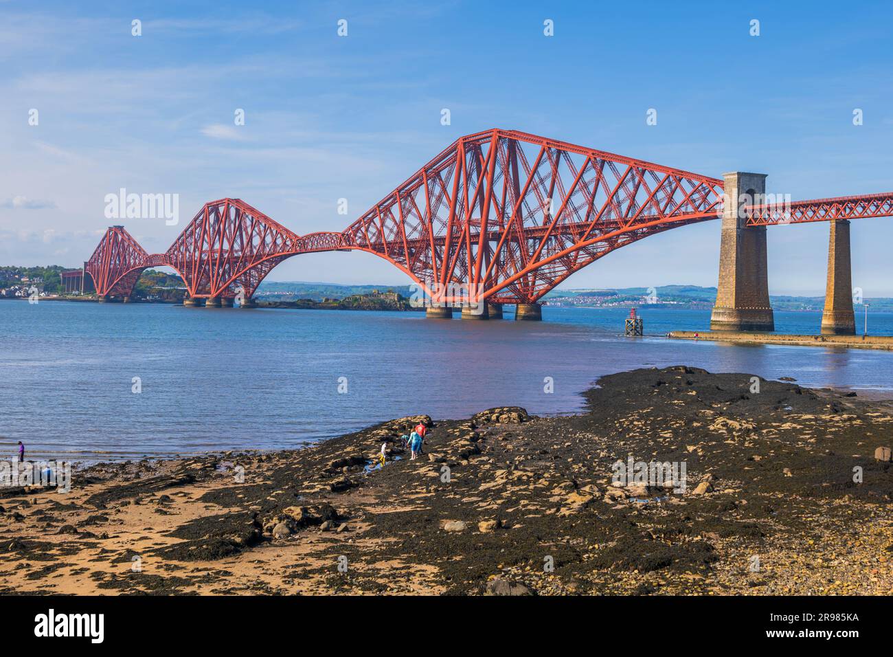 Le pont Forth sur le Firth of Forth estuaire depuis la rive du sud du Queensferry, en Écosse, au Royaume-Uni. Banque D'Images