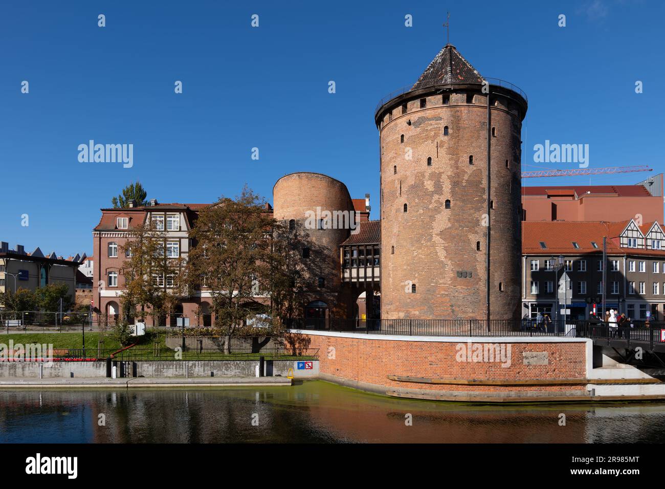 Ville de Gdansk, Pologne, porte Stagiewna (en polonais : Stągwie Mleczne, Brama Stągiewna) sur l'île Granary, tour défensive de style gothique à New Motława r Banque D'Images