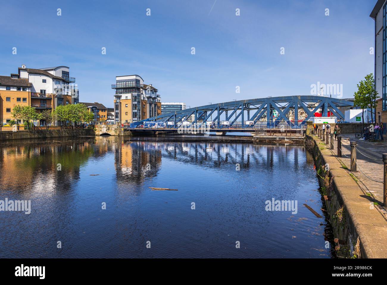 Le pont Victoria Swing Bridge à travers l'eau de Leith à Édimbourg, en Écosse, au Royaume-Uni. Banque D'Images