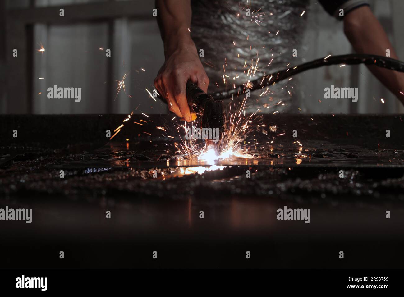 Découpe de plaque métallique avec un laser. découpe du métal Banque D'Images