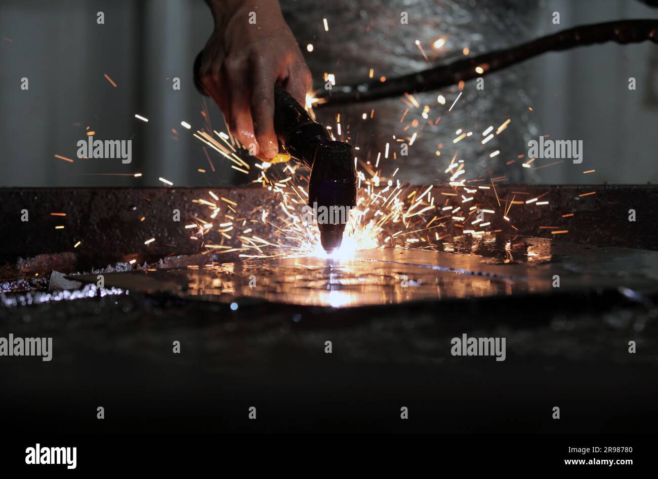 Découpe de plaque métallique avec un laser. découpe du métal Banque D'Images