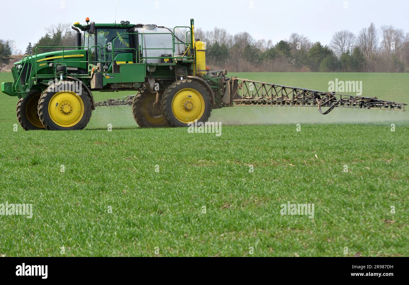 Chortkiv - Ternopil - Ukraine - 22 avril 2021. Traitement des cultures de blé avec des insecticides pour la protection contre les ravageurs dans la ferme 'Yagelniski'. Banque D'Images