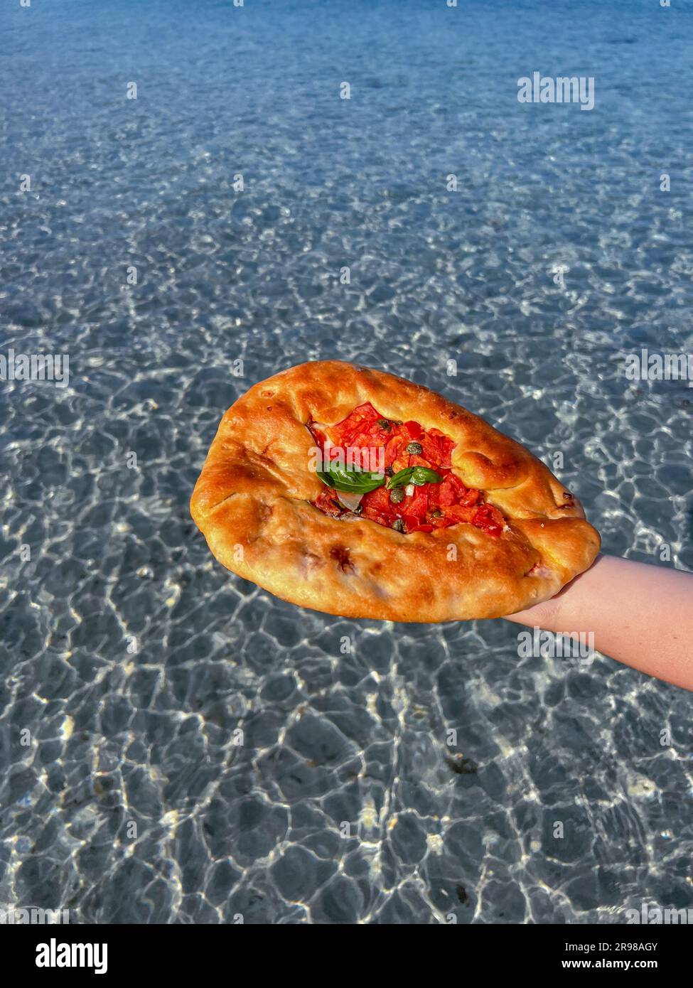 su mustazzeddu, pain sarde typique recouvert de tomate, ail, basilic et oignon Banque D'Images