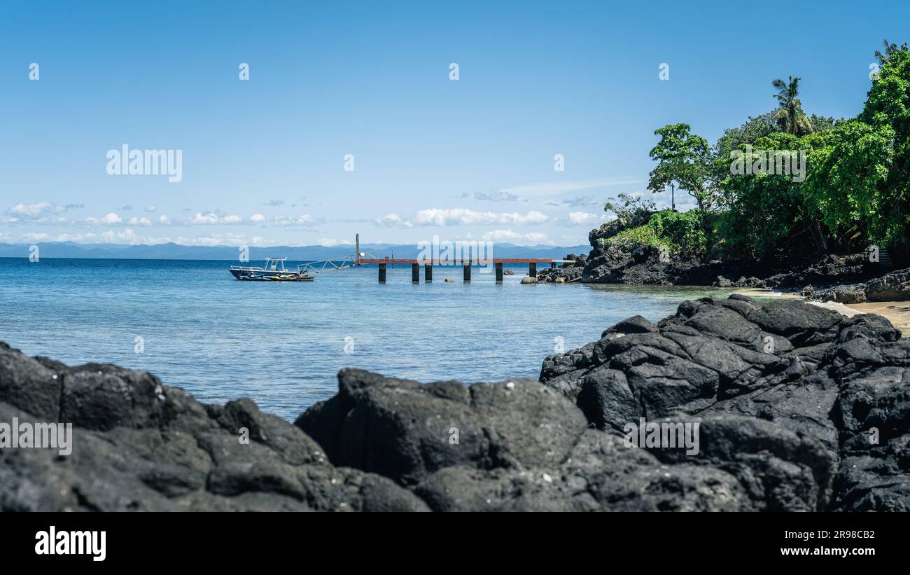 Un gros plan d'eau magnifique et tranquille sous le ciel bleu à Steward Island, Fidji Banque D'Images