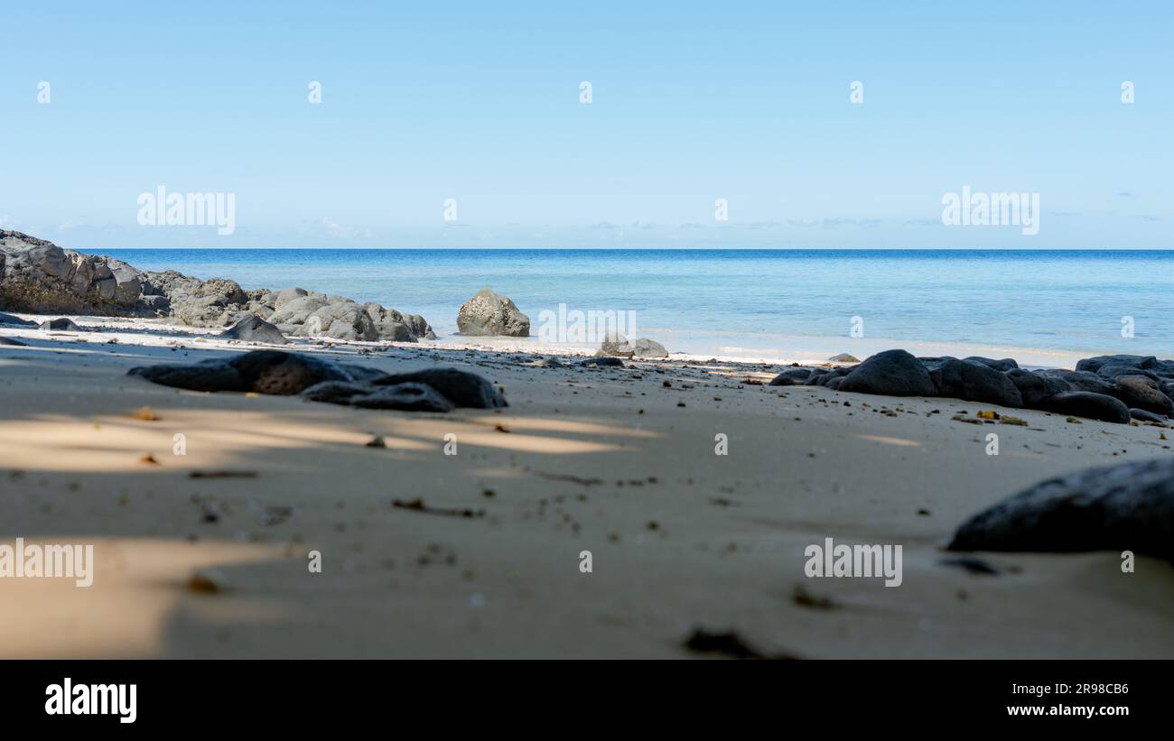 Un gros plan d'eau magnifique et tranquille sous le ciel bleu à Steward Island, Fidji Banque D'Images
