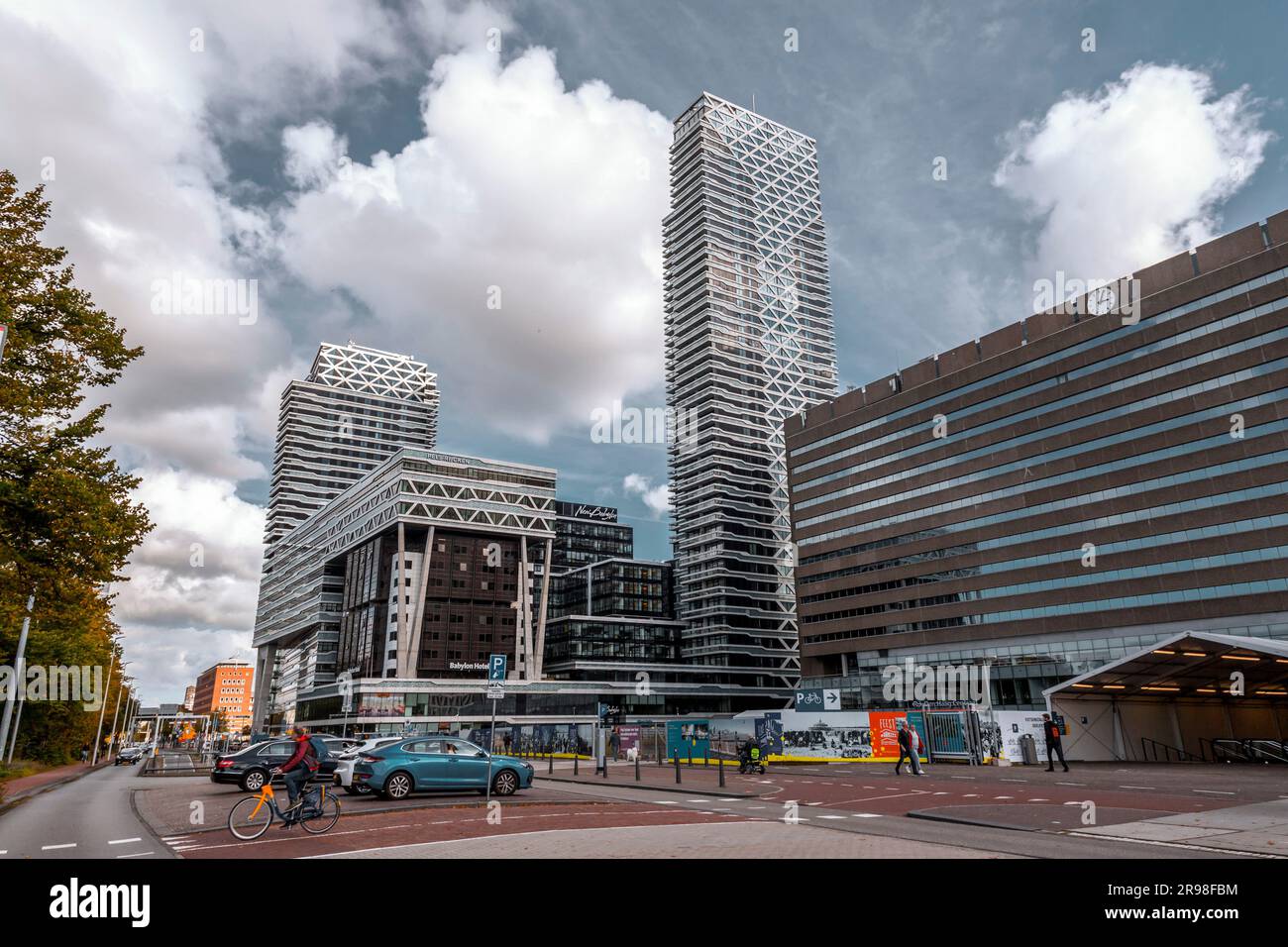 Rotterdam, pays-Bas - 6 octobre 2021 : vue sur la rue et architecture moderne depuis le centre-ville de Rotterdam. Rotterdam est la deuxième plus grande ville du Net Banque D'Images