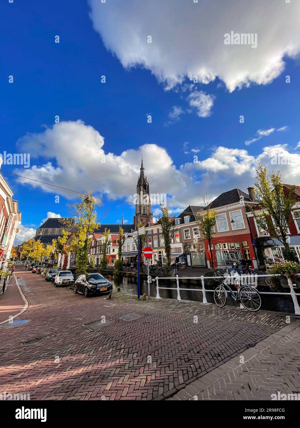 Delft, pays-Bas - 5 octobre 2021: Vue sur la rue et une scène des canaux de Delft, une belle petite ville des pays-Bas. Banque D'Images