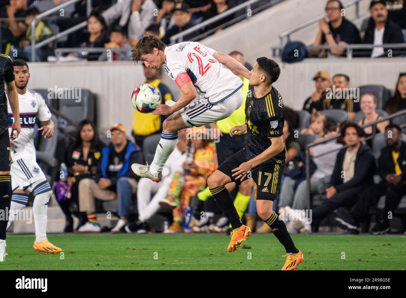 Ryan Gauld (25), milieu de terrain des Whitecaps de Vancouver, remporte un titre contre Daniel Crisostomo, milieu de terrain des Whitecaps de Vancouver (17), lors d'un match MLS, samedi, 24 juin, 202 Banque D'Images