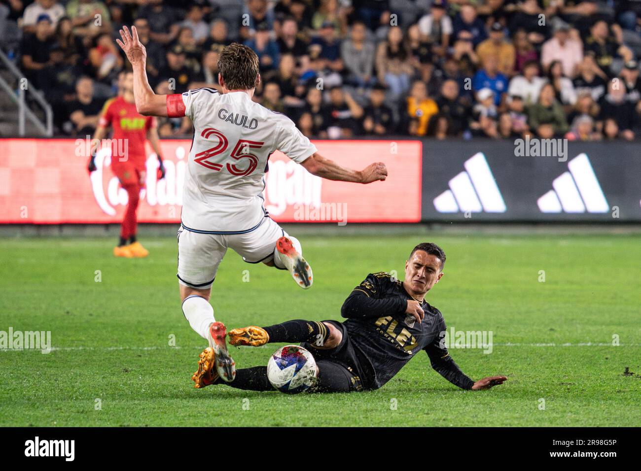 Daniel Crisostomo, milieu de terrain de la LAFC (17), fait un exercice de glisse contre Ryan Gauld, milieu de terrain des Whitecaps de Vancouver (25) lors d'un match MLS, le samedi juin Banque D'Images