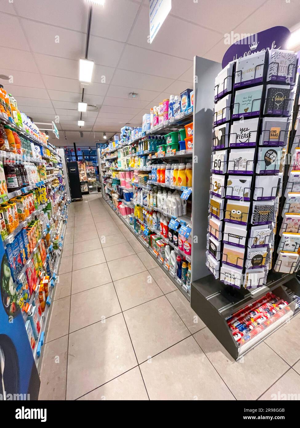 Rotterdam, pays-Bas - 6 octobre 2021: Produits et marchandises sur les étagères d'un magasin local à Rotterdam, pays-Bas. Banque D'Images Rotterdam, pays-Bas - 6 octobre 2021: Produits et marchandises sur les étagères d'un magasin local à Rotterdam, pays-Bas. Banque D'Images