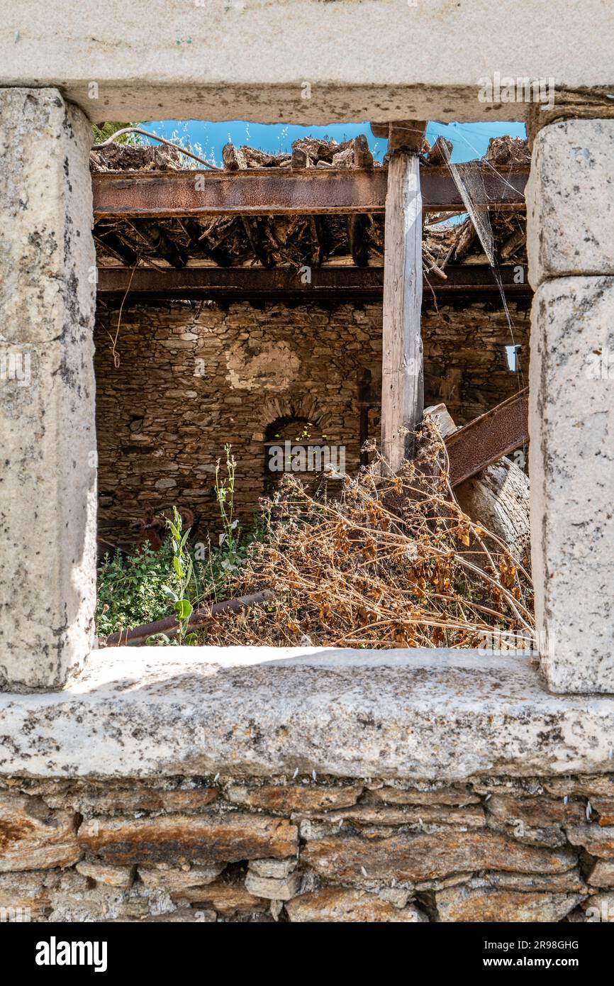 Maison de village traditionnelle abandonnée à Sagkri, un petit village agricole sur Naxos, Grèce. Réinstallation, chômage, UE, jeunes. Banque D'Images