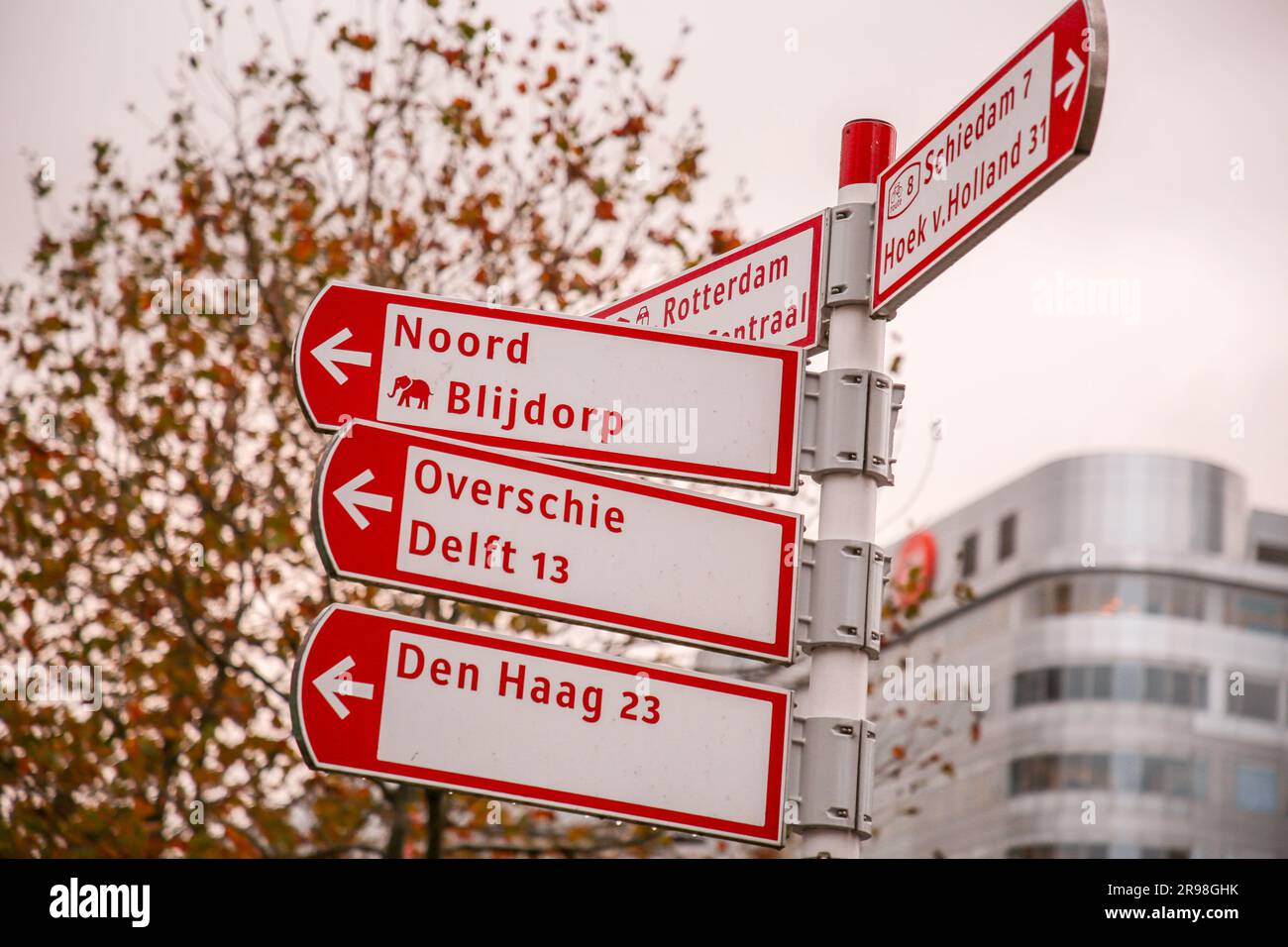 Rotterdam, NL - 6 octobre 2021 : panneau de direction de la rue à Rotterdam indiquant la distance des villes voisines. Banque D'Images