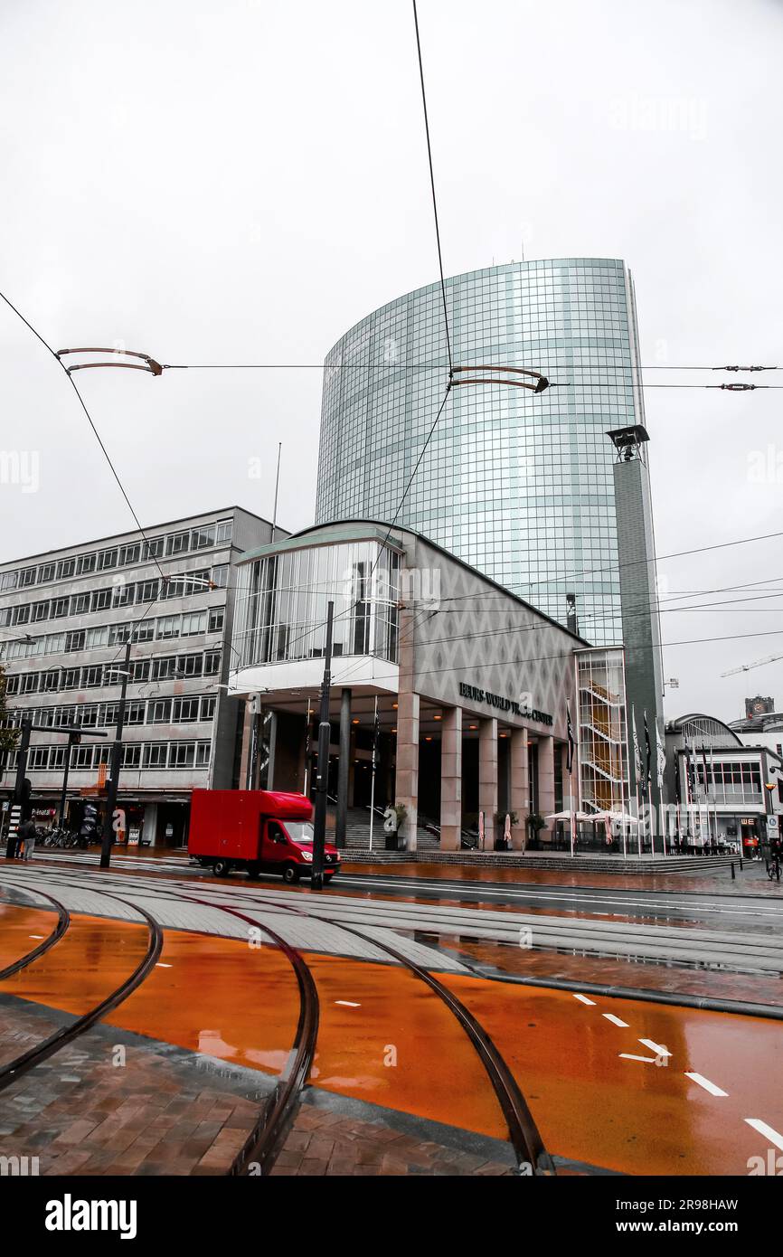 Rotterdam, pays-Bas - 6 octobre 2021 : Beurs World Trade Centre est un centre d'affaires important avec environ 200 bureaux, situés sur le Coolsingel et le Beurspl Banque D'Images