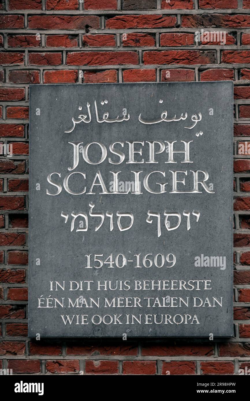 Leiden, pays-Bas - 7 octobre 2021 : panneau en marbre de la maison de Joseph Scaliger à Leiden. Le texte dit, dans cette maison, un homme maîtrisé plus de langues t Banque D'Images