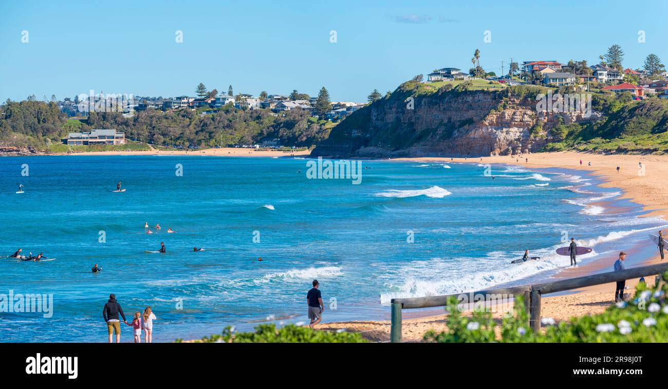 Vue panoramique sur les surfers et les amateurs de plage de Mona Vale Beach à Sydney, Nouvelle-Galles du Sud, Australie. La plage à l'arrière gauche est Warriewood Beach Banque D'Images