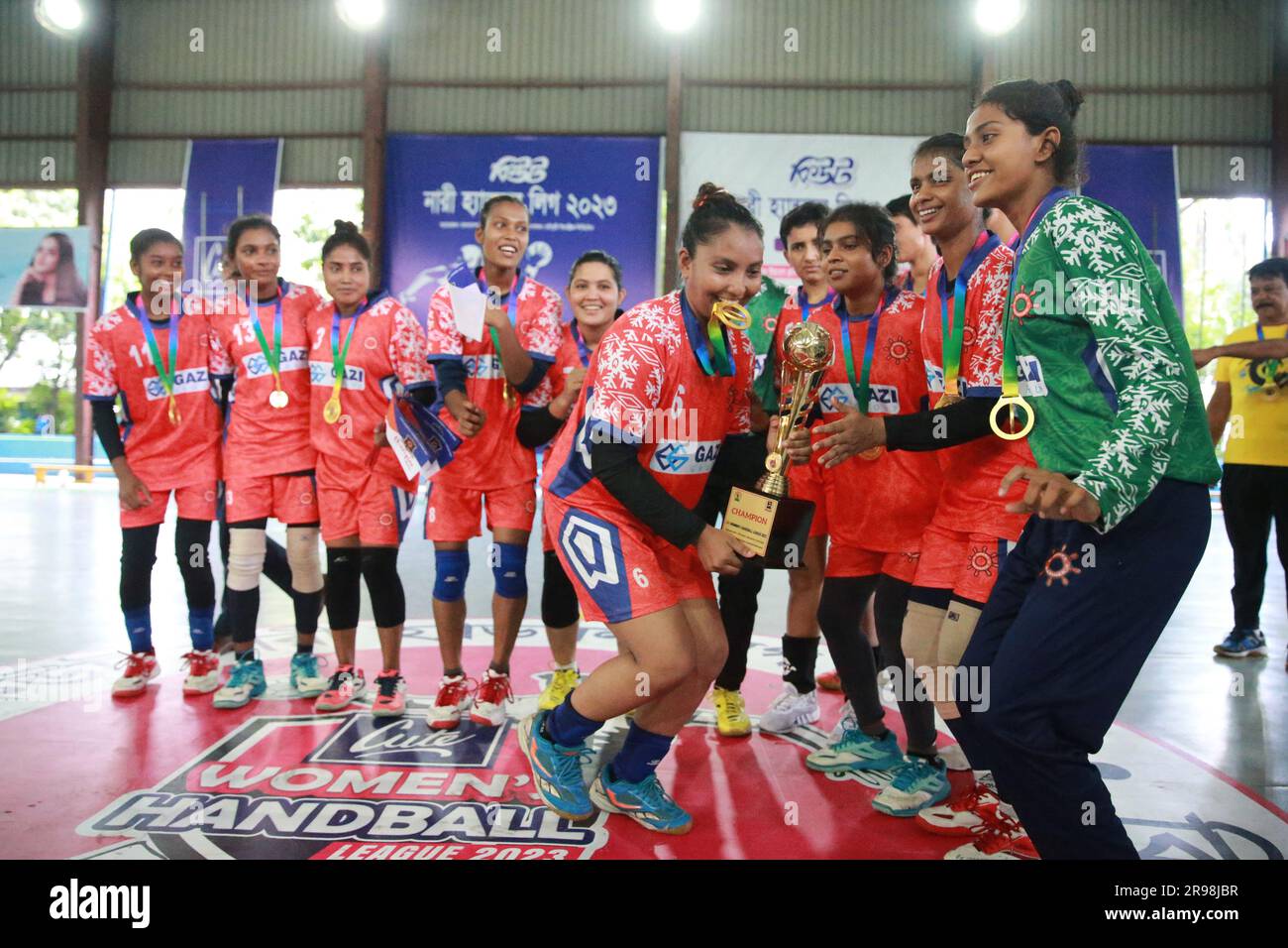 Match final de Women Handball League 2023 entre le club Mariner Youngs et Arambag Krira Songha organisé par la Fédération de handball du Bangladesh au Shaheed Banque D'Images