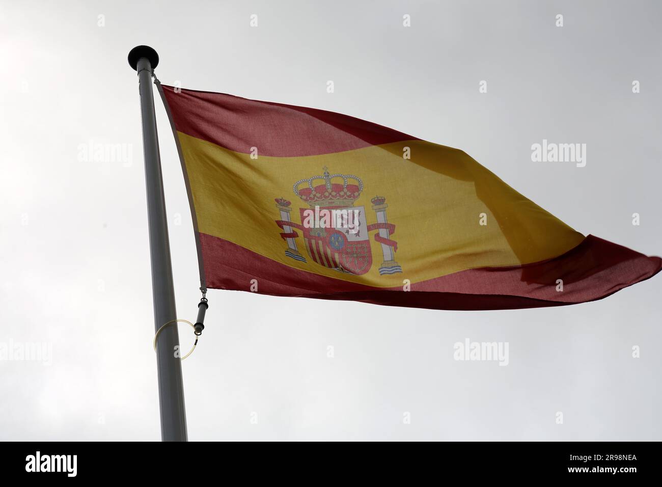 Drapeau national espagnol agitant dans le ciel. Banque D'Images