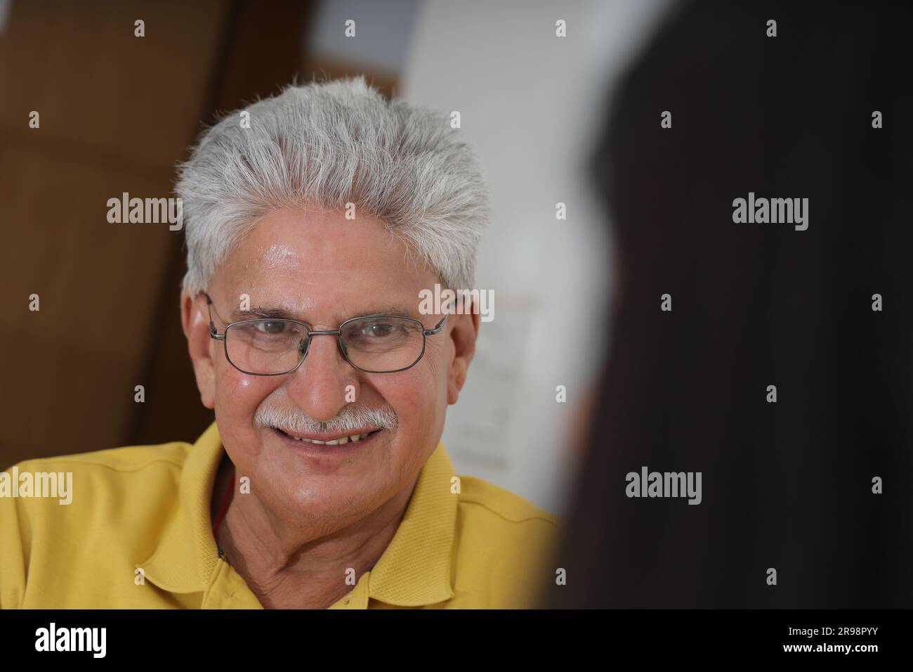 jeune médecin assis avec un patient âgé dans le salon d'une maison de retraite. Un patient âgé ayant une conversation détaillée. médecin de famille Banque D'Images