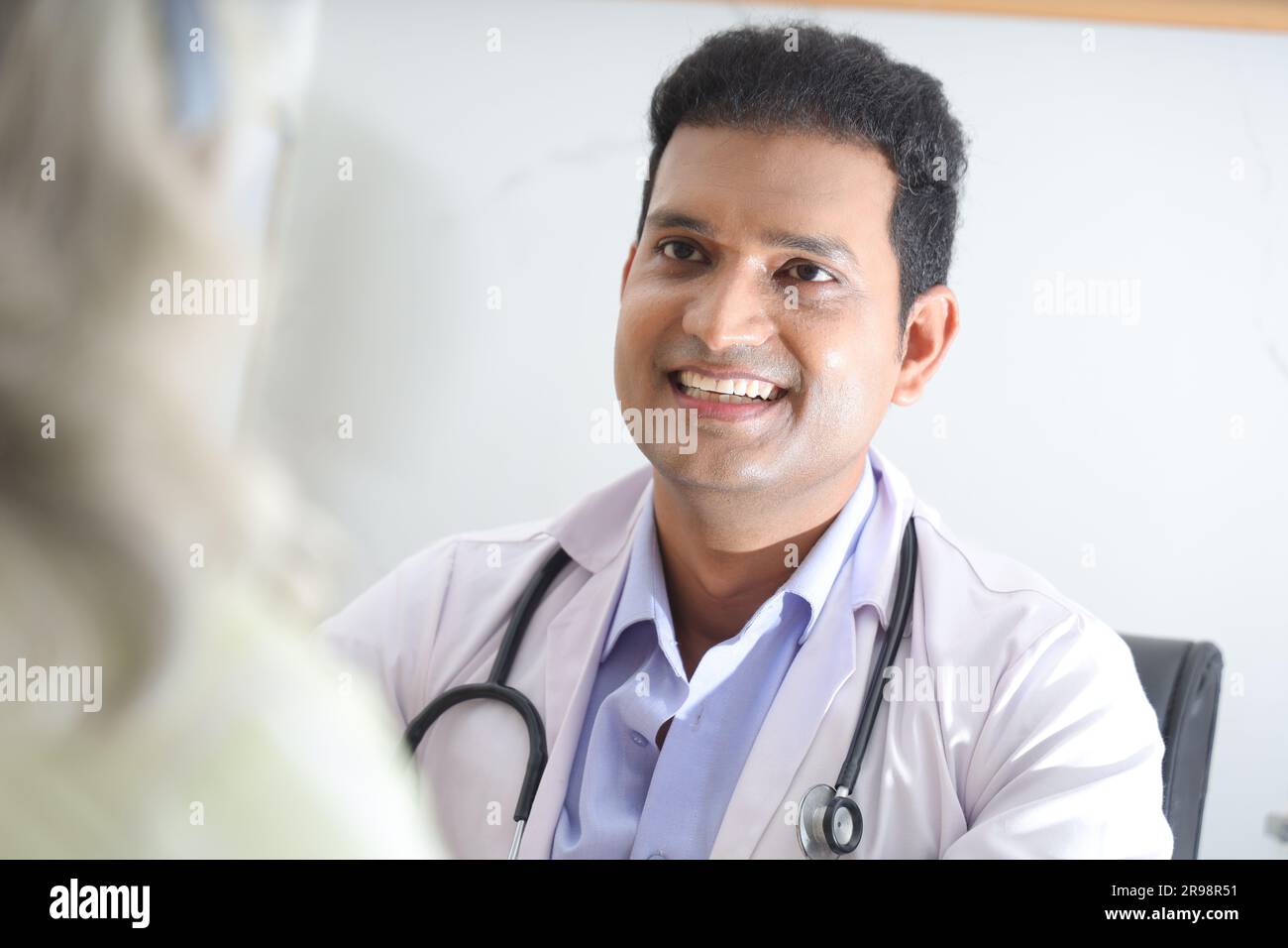 jeune médecin assis avec un patient âgé dans le salon d'une maison de retraite. Un patient âgé ayant une conversation détaillée. médecin de famille Banque D'Images