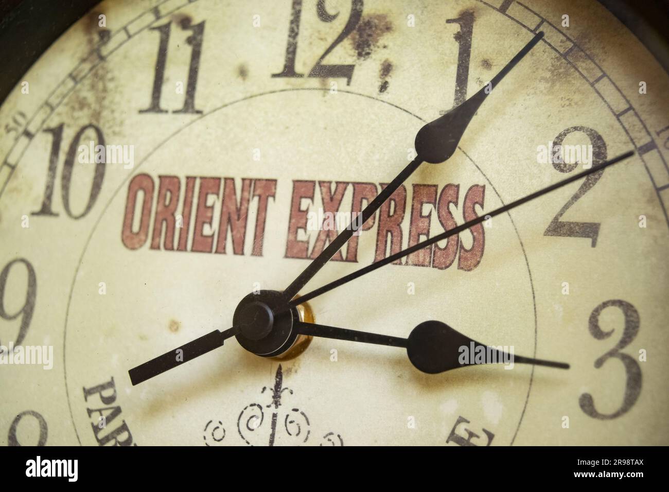 Orienter le concept de voyage express avec une vieille montre avec l'écriture sur le cadran Banque D'Images