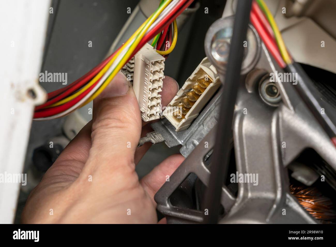un technicien de maintenance doit débrancher le connecteur électrique multi-contact, la fiche électrique, la borne multi-contact, la connexion électrique multi-contact Banque D'Images