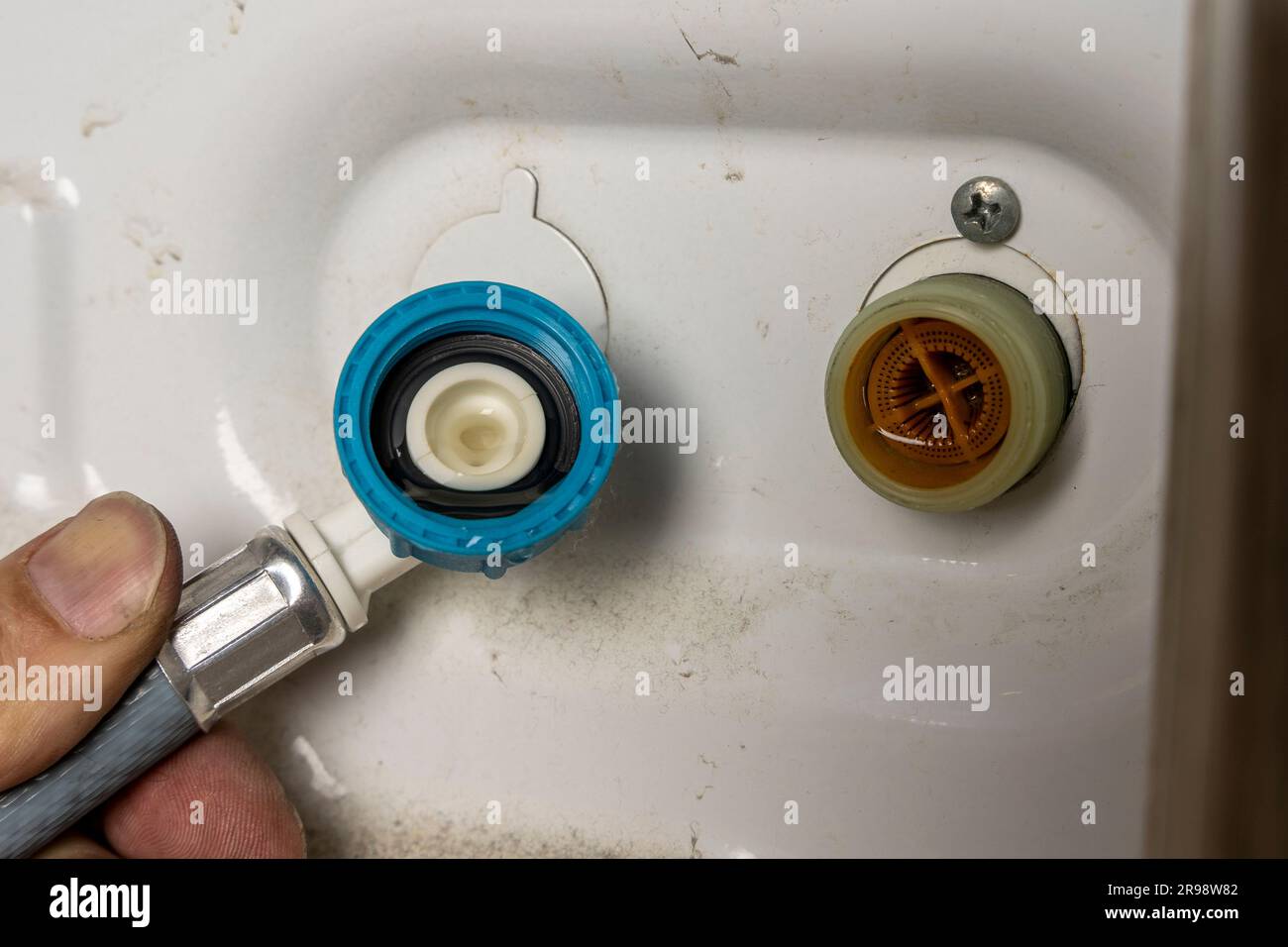 Raccord et joint et écrou de précharge du tuyau d'alimentation en eau de la machine à laver. Tuyau de raccordement pour lave-linge. raccord d'entrée de réception pour le lavage Banque D'Images