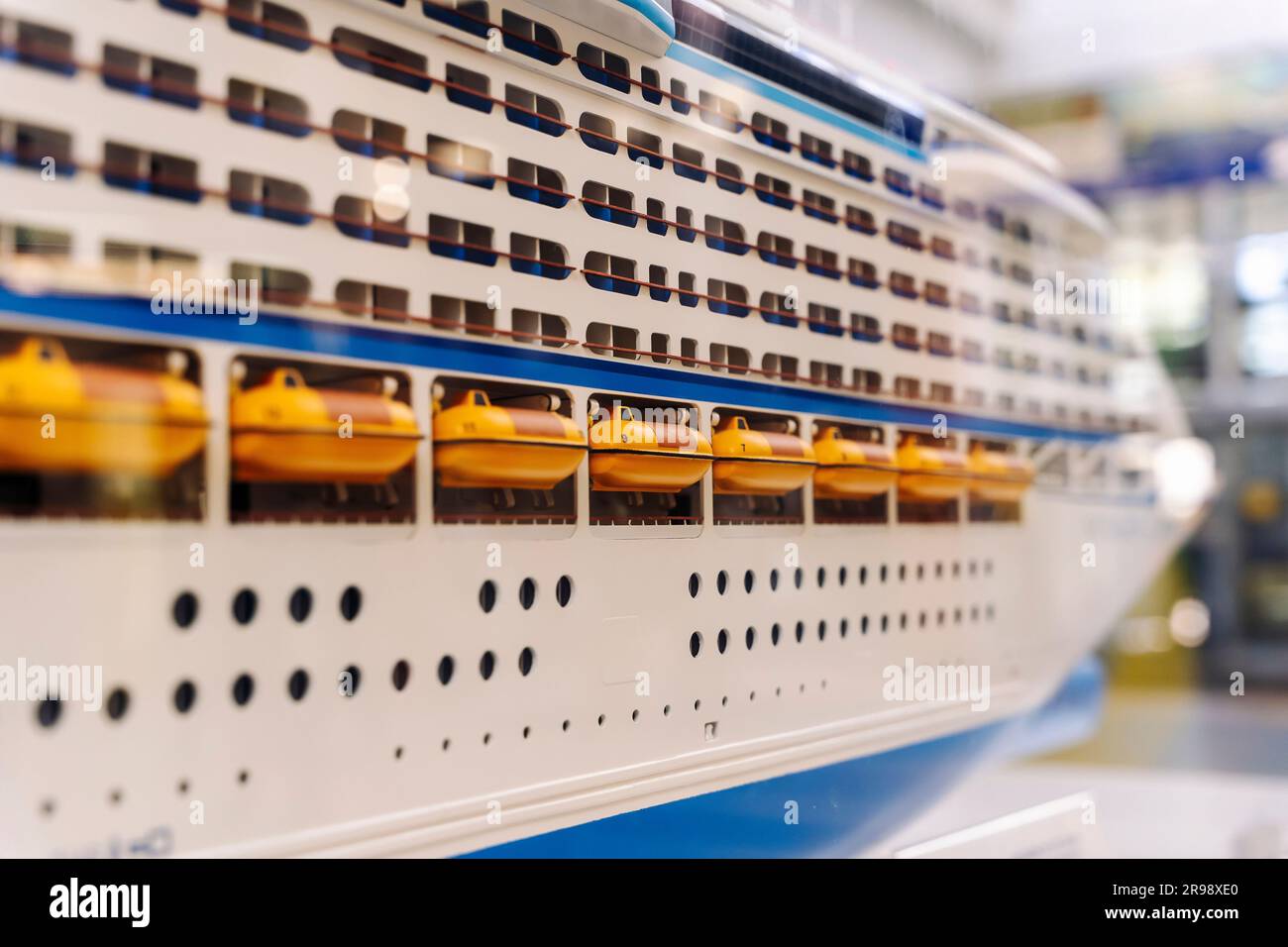 vue latérale d'un immense paquebot blanc neige. Un modèle à grande échelle d'un bateau de croisière où des hublots, des bateaux de sauvetage sont visibles. Vacances et excursions en mer Banque D'Images
