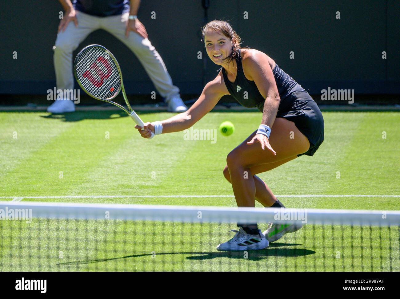 Jodie Burrage (GBR) jouant son premier match de qualification au premier jour de l'internationale Rothesay, Eastbourne 24th juin 2023. Banque D'Images