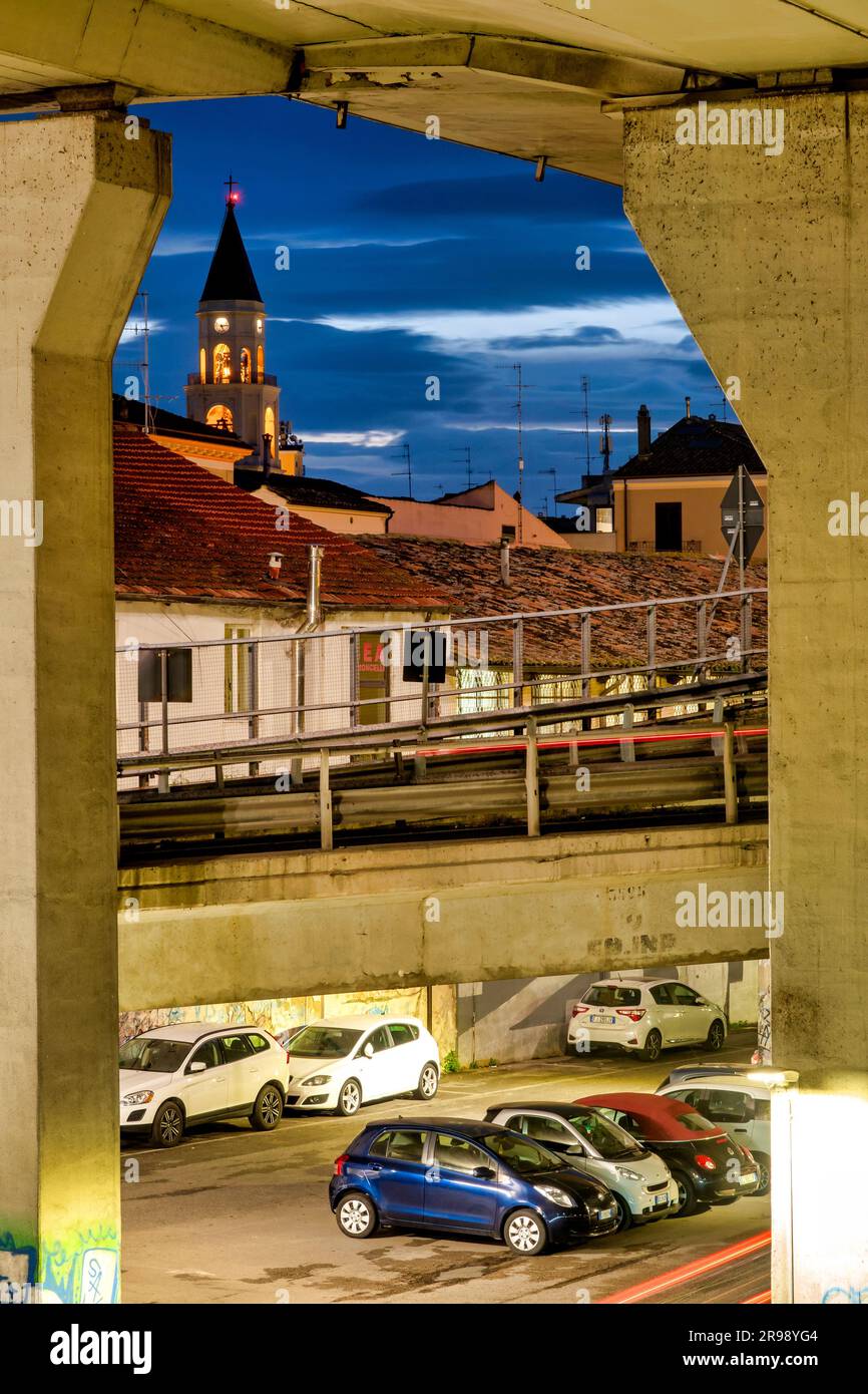 Vue sur le clocher de San Cetteo vu de sous la jonction de l'autoroute, Pescara, Italie Banque D'Images