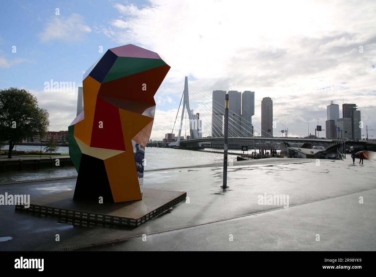 Rotterdam, NL - OCT 6, 2021: Le Marathonbeeld, une statue moderne multicolore de Henk Visch, symbolisant la diversité des nationalités participantes Banque D'Images