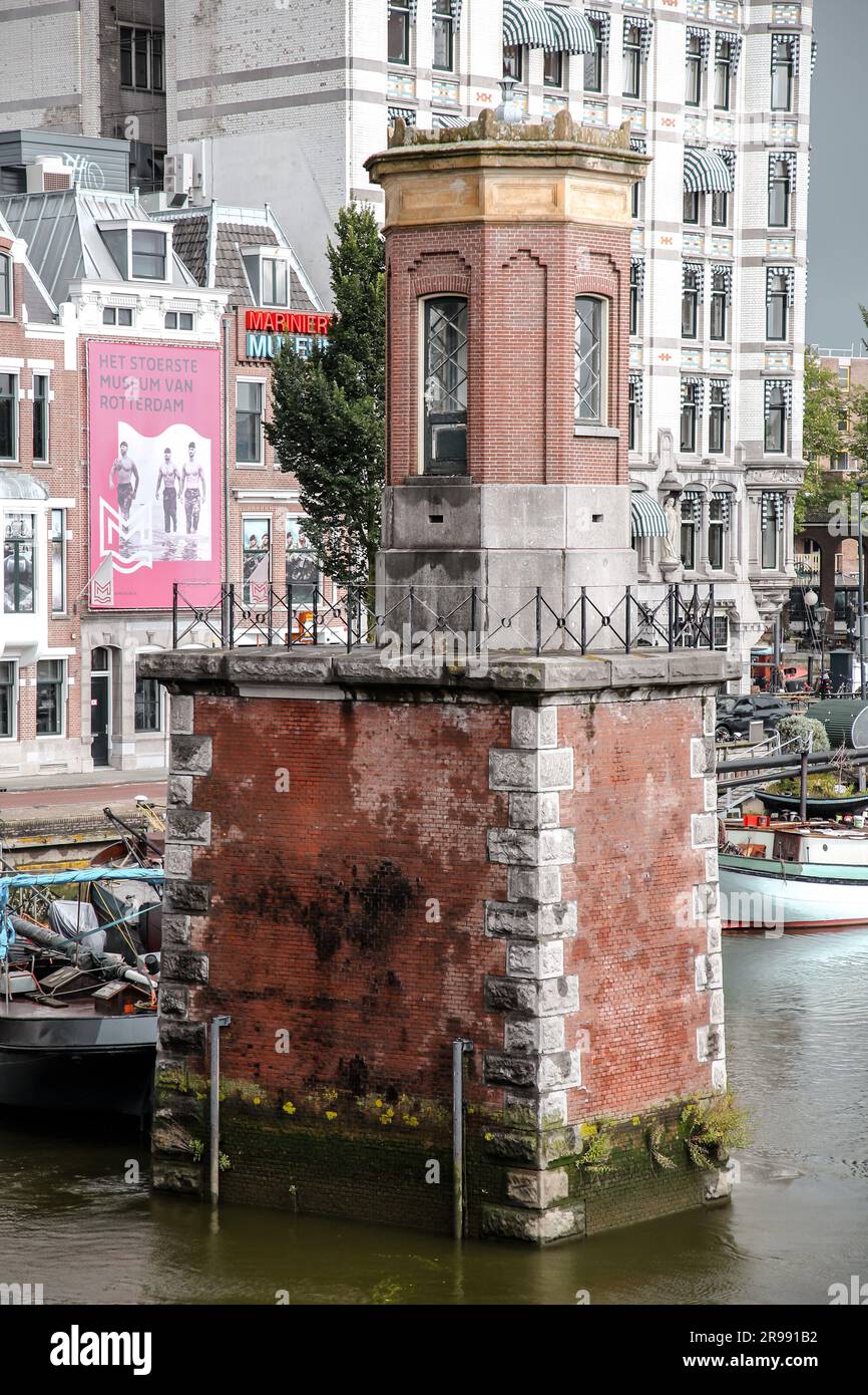 Rotterdam, NL - 6 octobre 2021: Bateaux à l'ancien port de Rotterdam, Oude Haven, et la Maison Blanche, Witte huis bâtiment sur le fond sur un pluvieux Banque D'Images