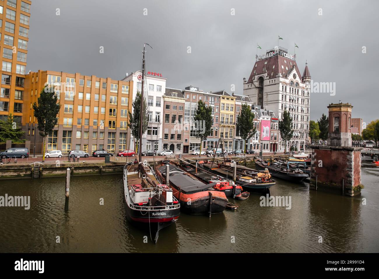 Rotterdam, NL - 6 octobre 2021: Bateaux à l'ancien port de Rotterdam, Oude Haven, et la Maison Blanche, Witte huis bâtiment sur le fond sur un pluvieux Banque D'Images