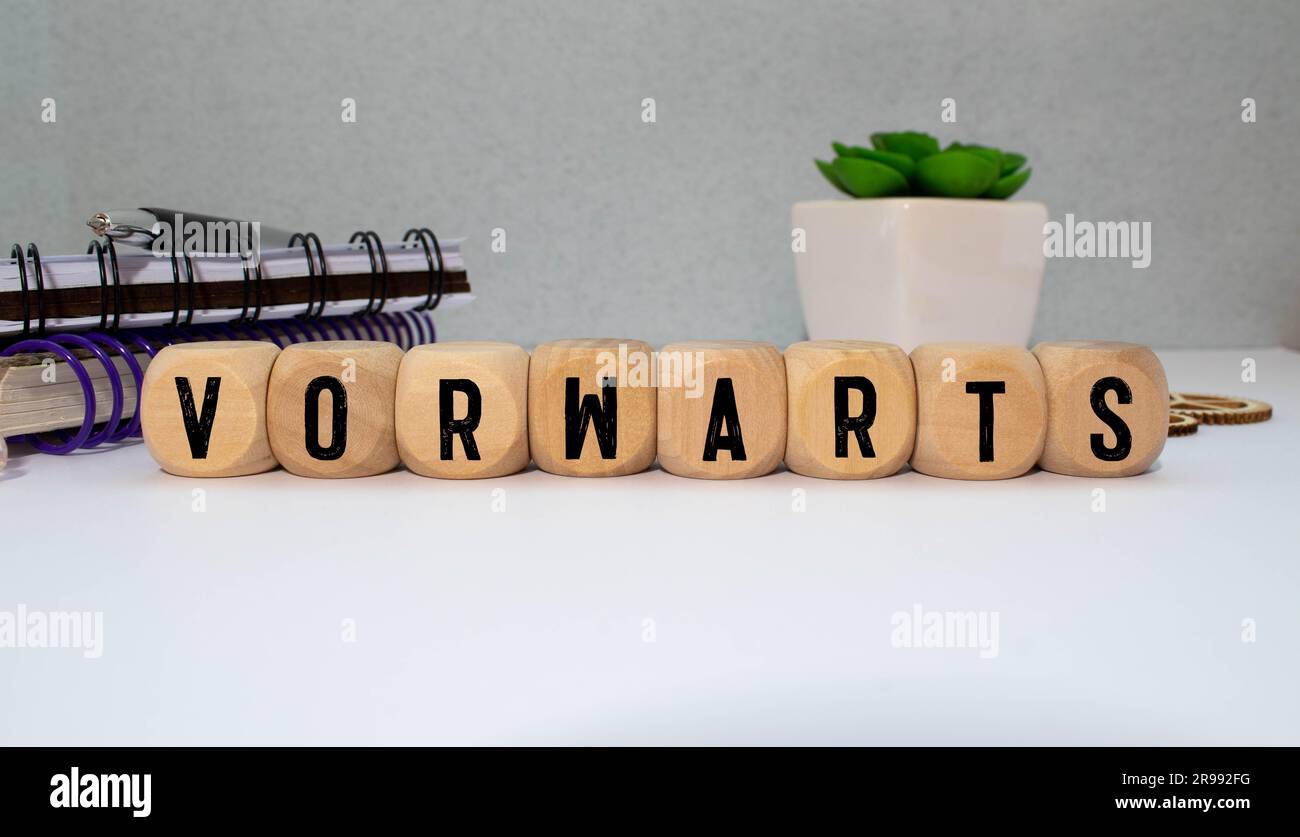 Lettre de l'alphabet avec le mot vers l'avant dans un rack de couleur rouge sur fond de bois Banque D'Images