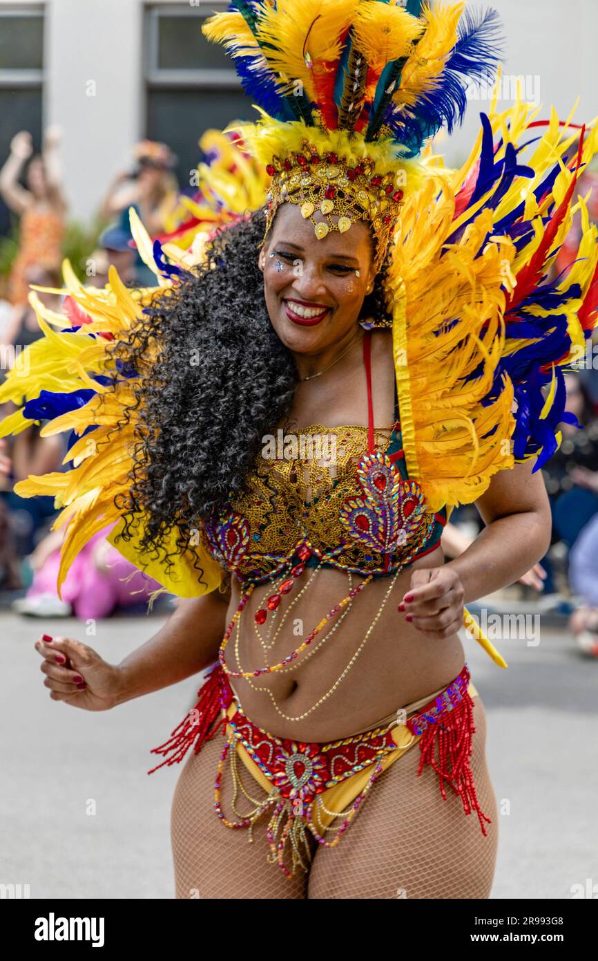 Santa Barbara, États-Unis. 24th juin 2023. Santa Barbara célèbre le solstice d'été avec un défilé sur le thème "ROOTS" de 2023 de flotteurs, de marionnettes géantes et de costumes fantaisistes dans la rue Santa Barbara au centre-ville de Santa Barbara, CA sur 24 juin 2023. (Photo de Rod Rolle/Sipa USA) Credit: SIPA USA/Alay Live News Banque D'Images