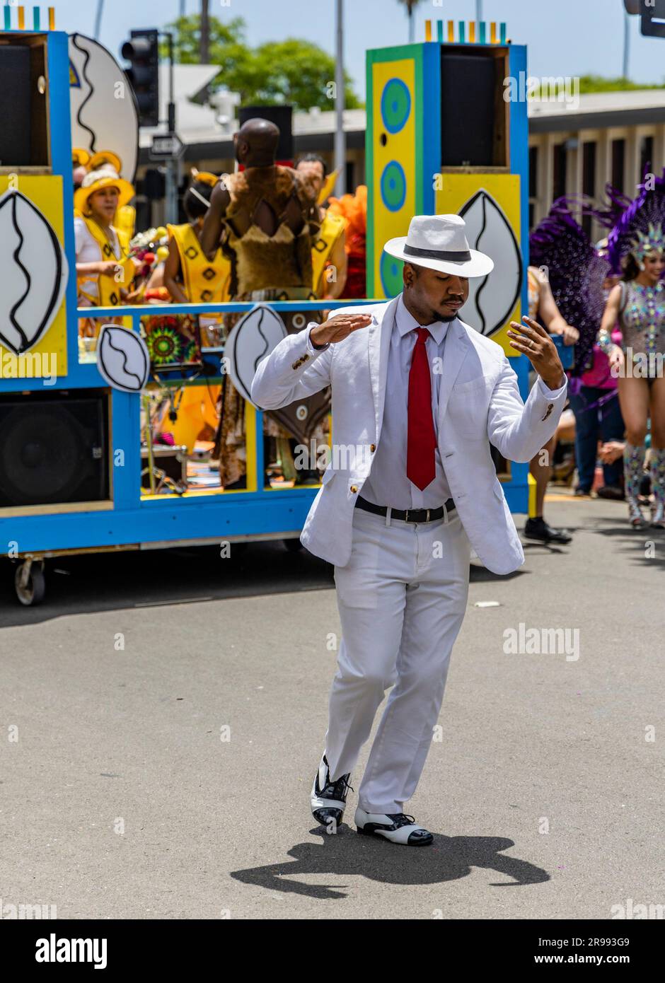 Santa Barbara, États-Unis. 24th juin 2023. Santa Barbara célèbre le solstice d'été avec un défilé sur le thème "ROOTS" de 2023 de flotteurs, de marionnettes géantes et de costumes fantaisistes dans la rue Santa Barbara au centre-ville de Santa Barbara, CA sur 24 juin 2023. (Photo de Rod Rolle/Sipa USA) Credit: SIPA USA/Alay Live News Banque D'Images